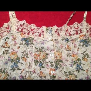 Sleeveless shirt size large/M w/ flowers and lace